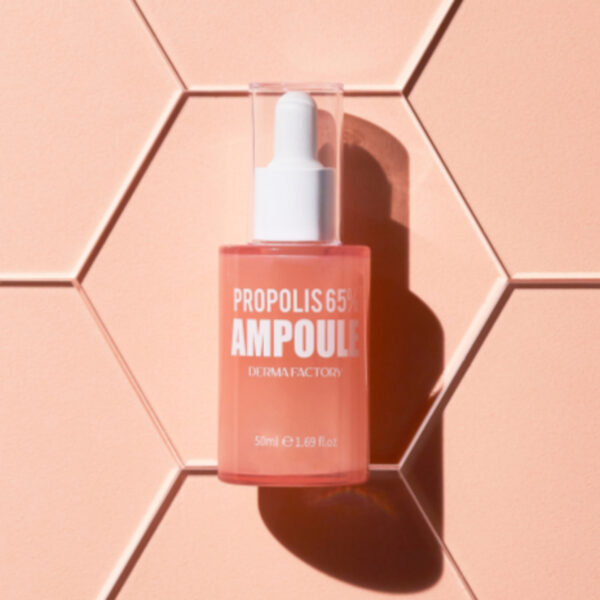 Containing 65% Lactobacillus/Red Propolis Ferment Filtrate, this moisturizing ampoule delivers hydration, nourishment, and a radiant glow.