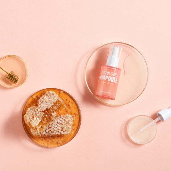 Containing 65% Lactobacillus/Red Propolis Ferment Filtrate, this moisturizing ampoule delivers hydration, nourishment, and a radiant glow.